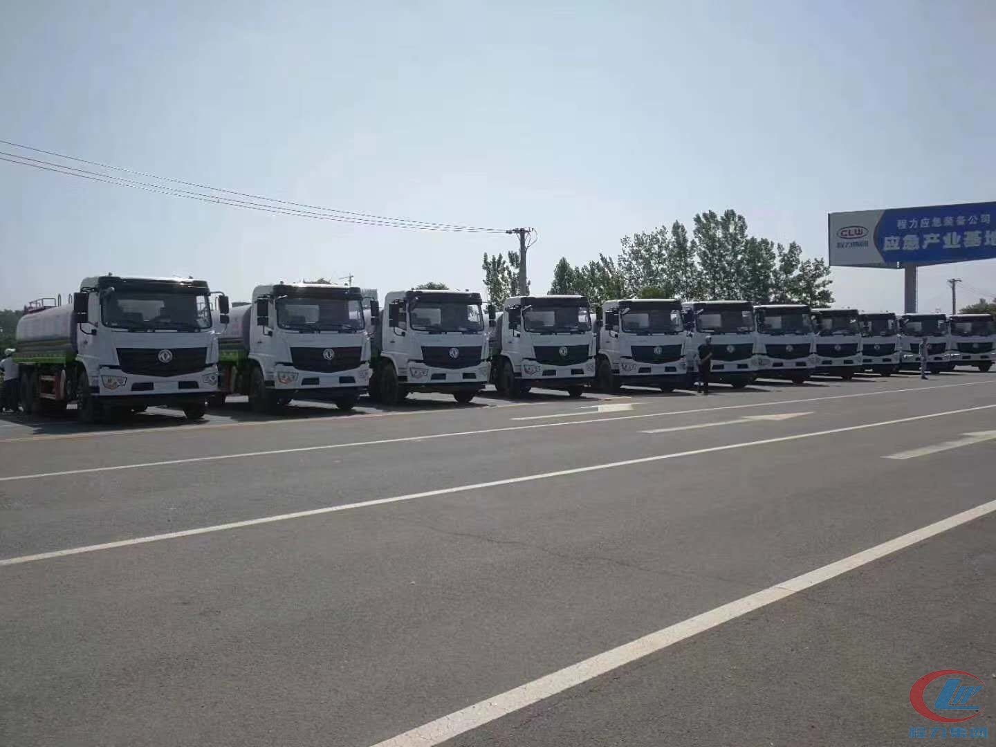 平博pinnacle体育平台集团国六东风D3L后双桥抑尘洒水车十台齐发