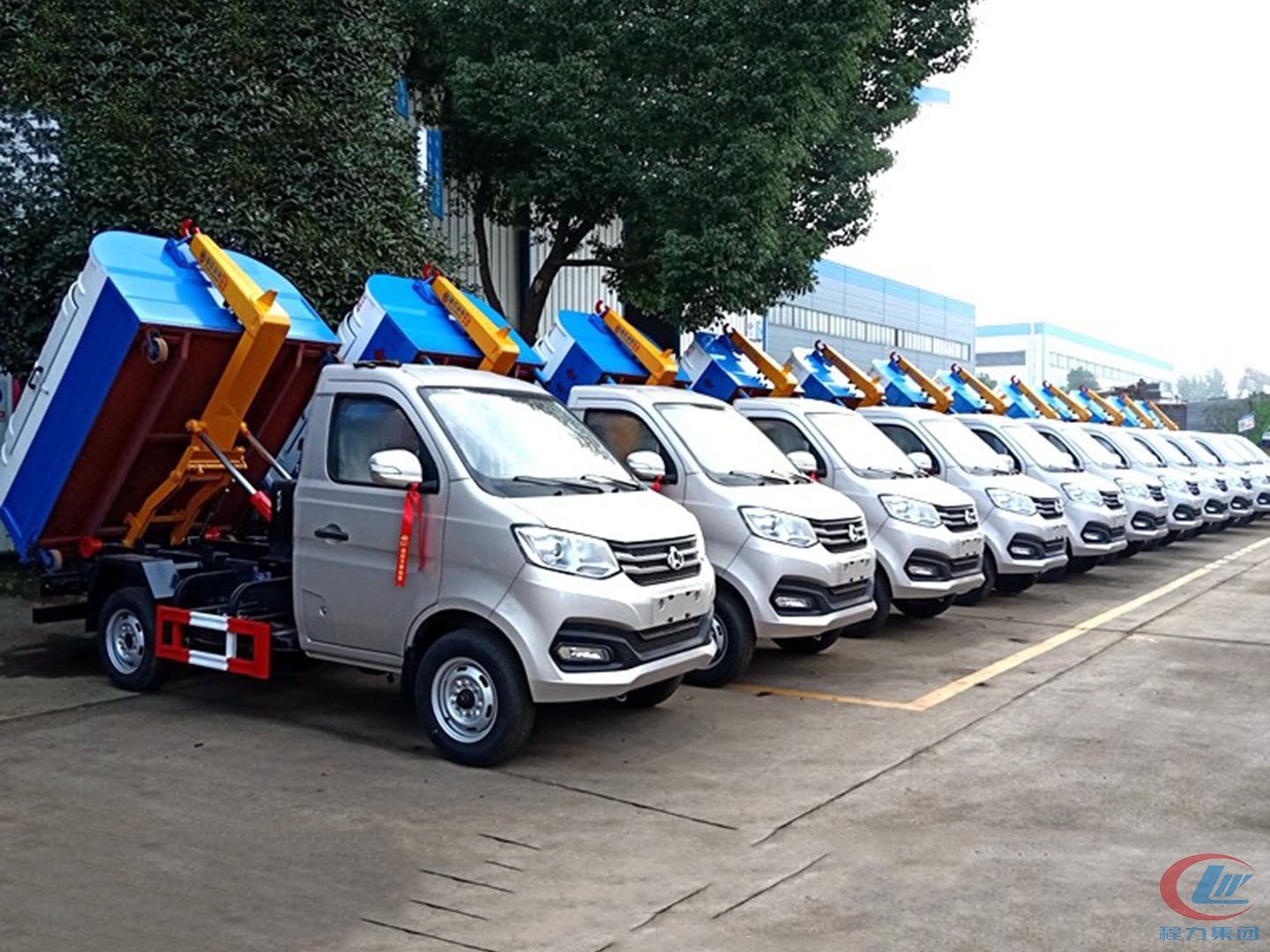平博pinnacle体育平台集团国六勾臂垃圾车批量发车
