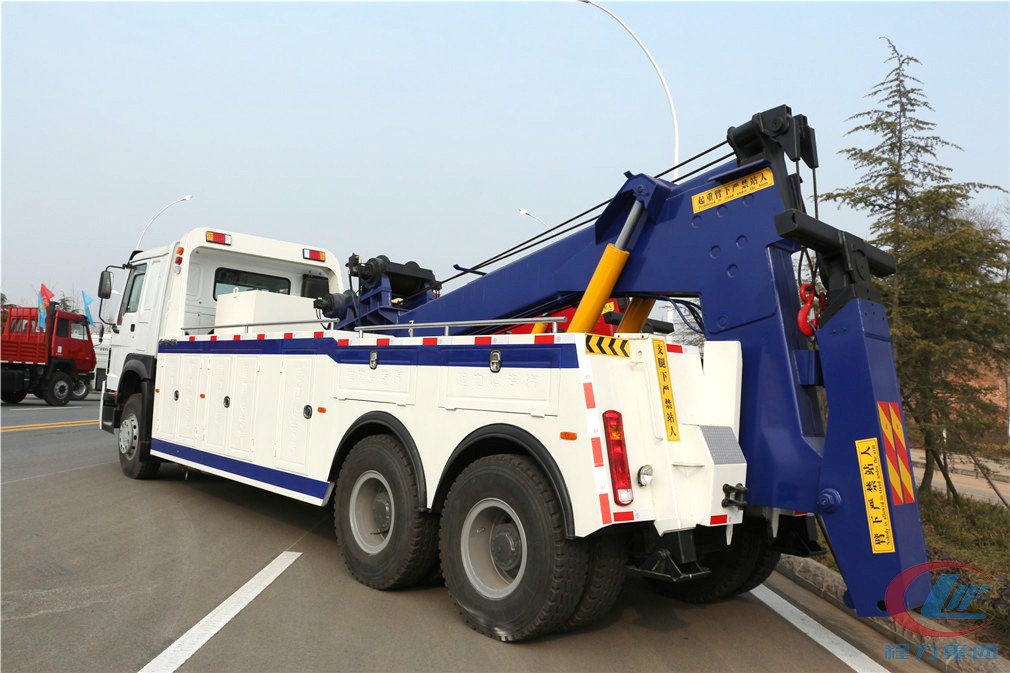 平博pinnacle体育平台集团重汽后八轮一拖一清障车侧面图