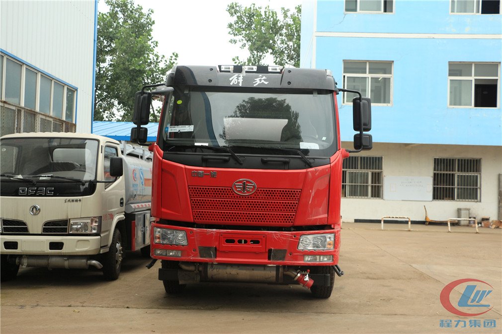 平博pinnacle体育平台解放J6(15方)运油车正面图