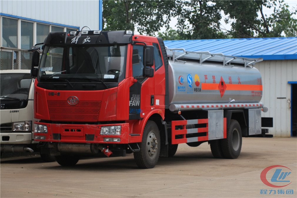 平博pinnacle体育平台解放J6(15方)运油车高清图