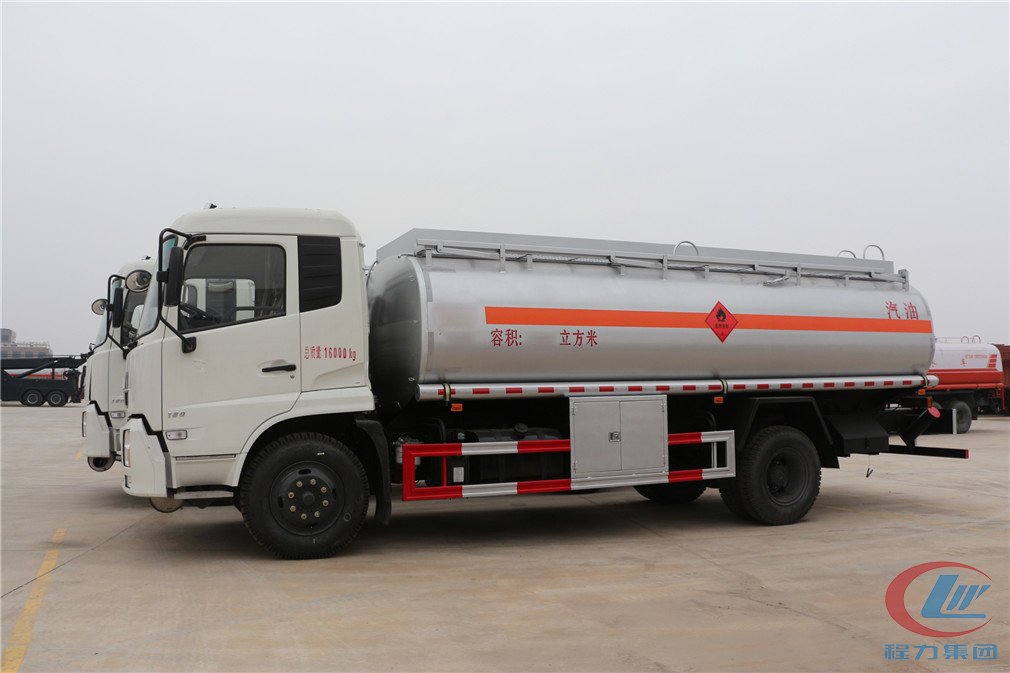 平博pinnacle体育平台集团东风天锦(15方)运油车侧面图