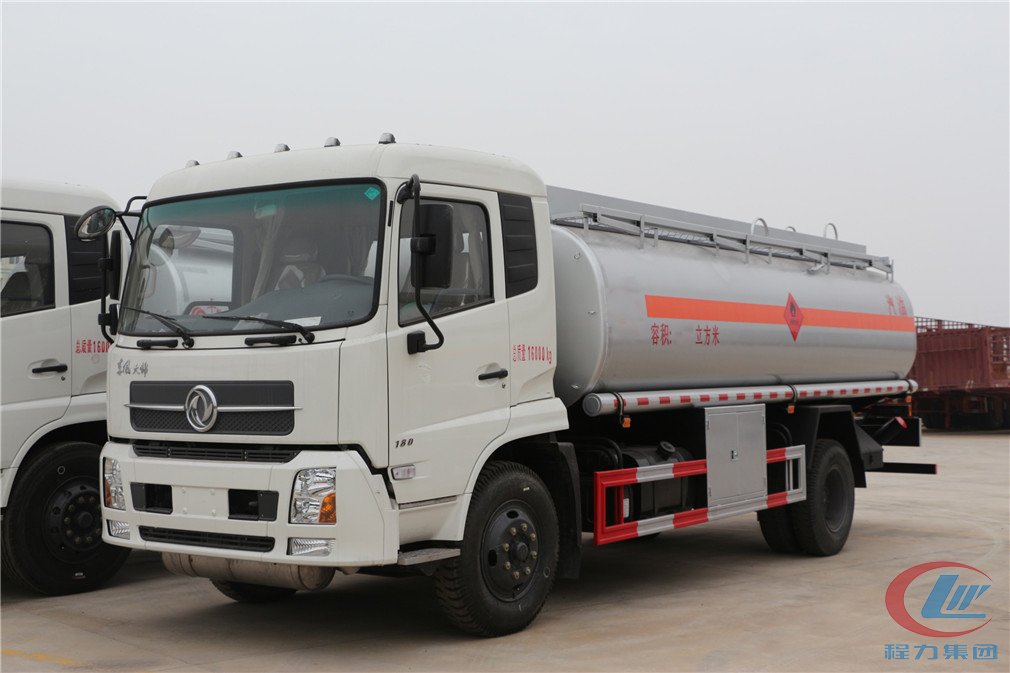 平博pinnacle体育平台集团东风天锦(15方)运油车侧面图