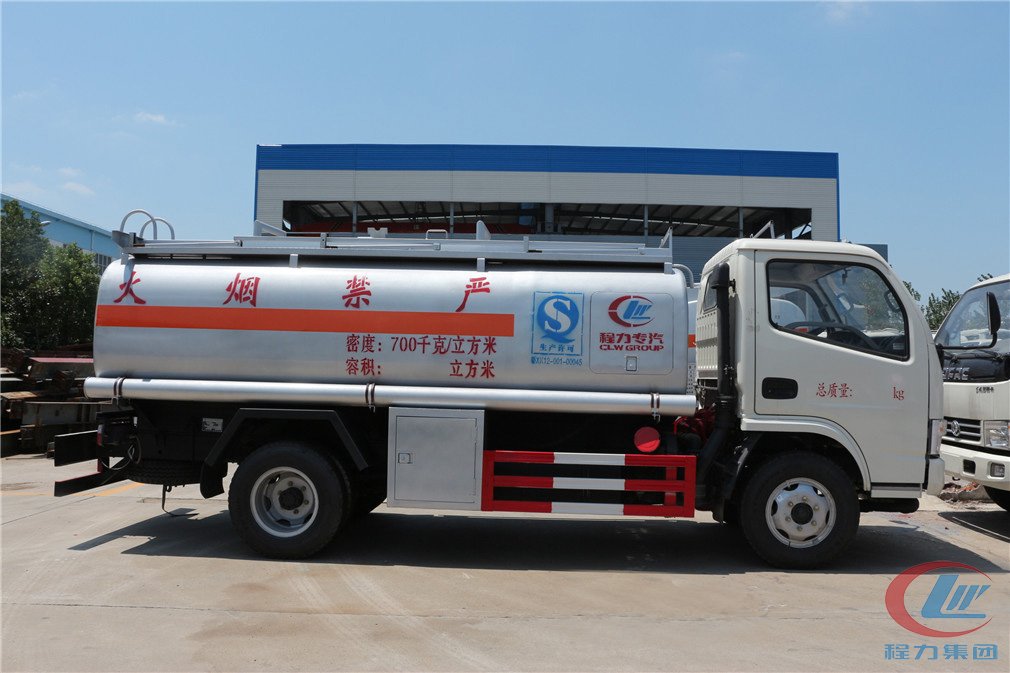 平博pinnacle体育平台东风小多利卡(5方)加油车侧面车