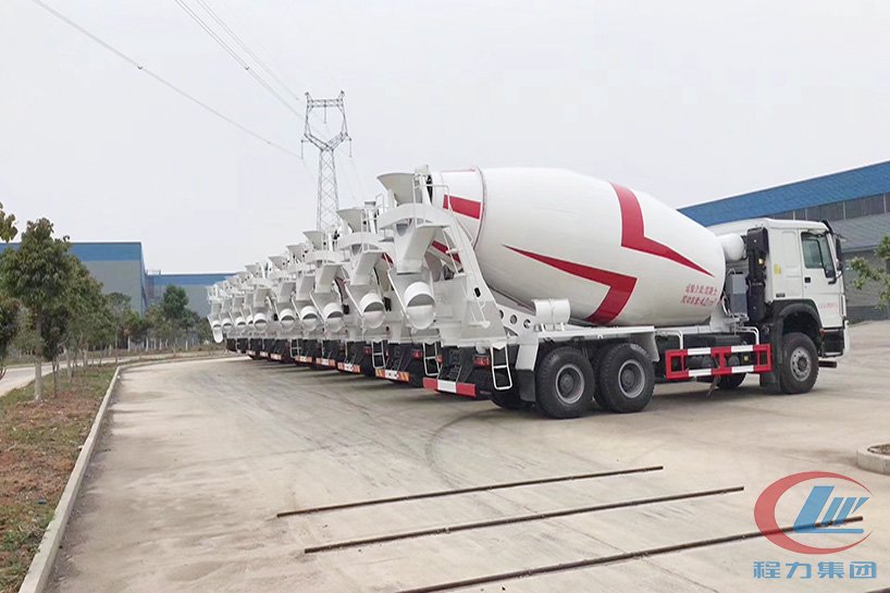 重汽豪沃混凝土搅拌车侧面图