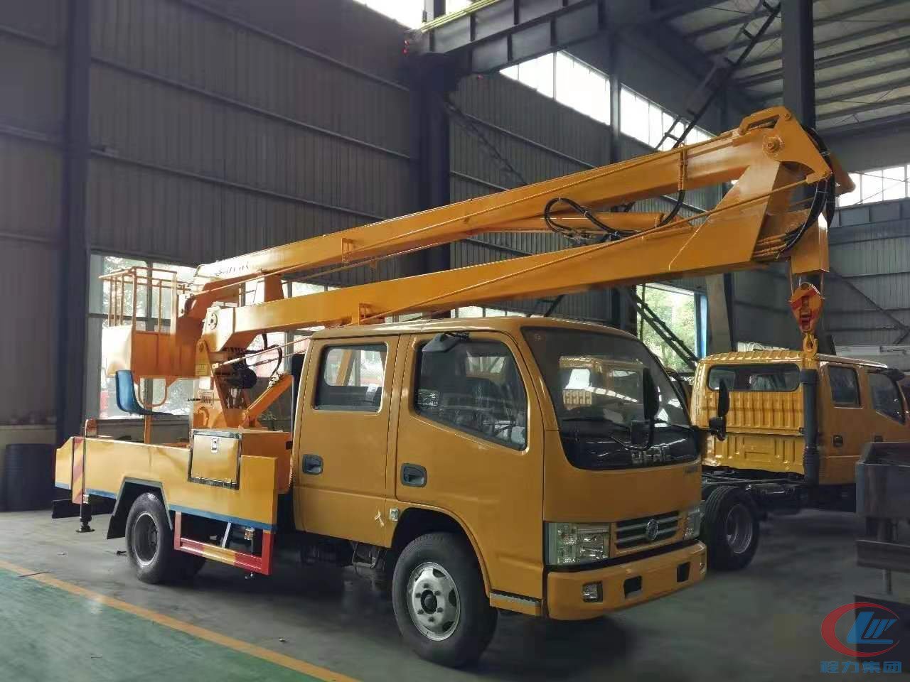 平博pinnacle体育平台集团东风14米高空作业车侧面图