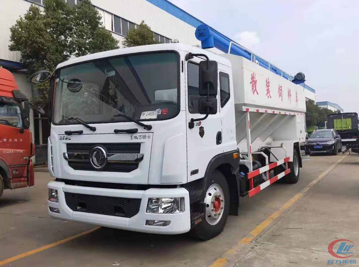 平博pinnacle体育平台东风多利卡D9散装饲料运输车高清图