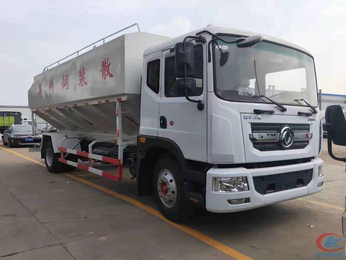 平博pinnacle体育平台东风多利卡D9散装饲料运输车高清图