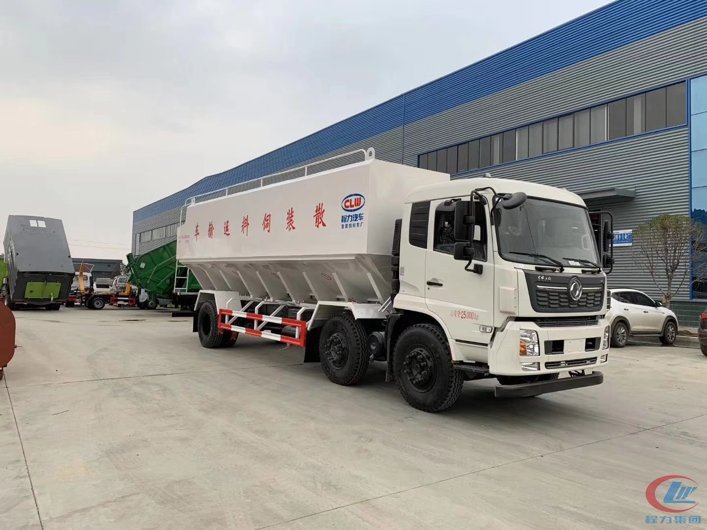 平博pinnacle体育平台东风天锦小三轴散装饲料运输车高清图