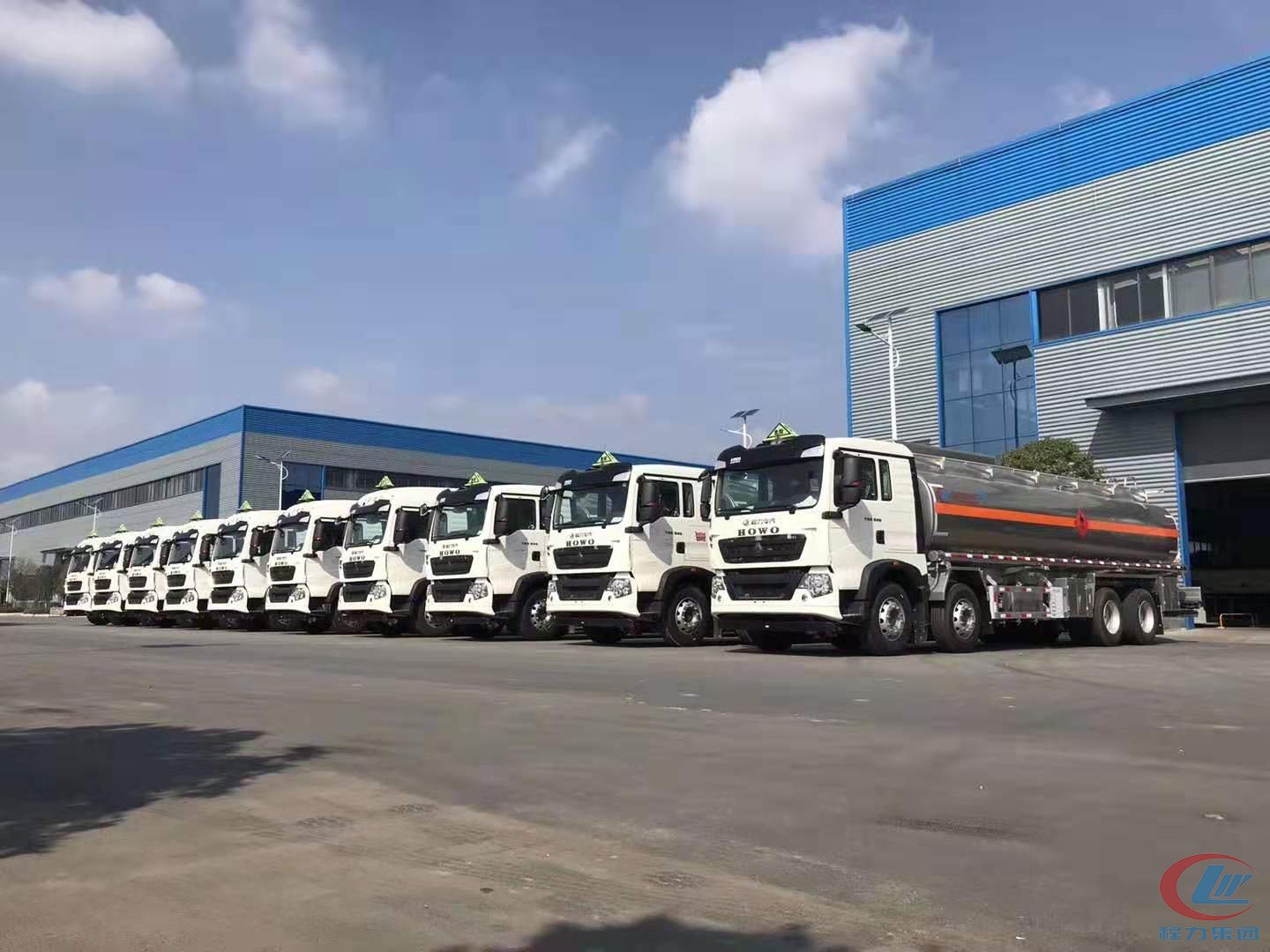 平博pinnacle体育平台汽车集团油罐车专业厂前油罐车