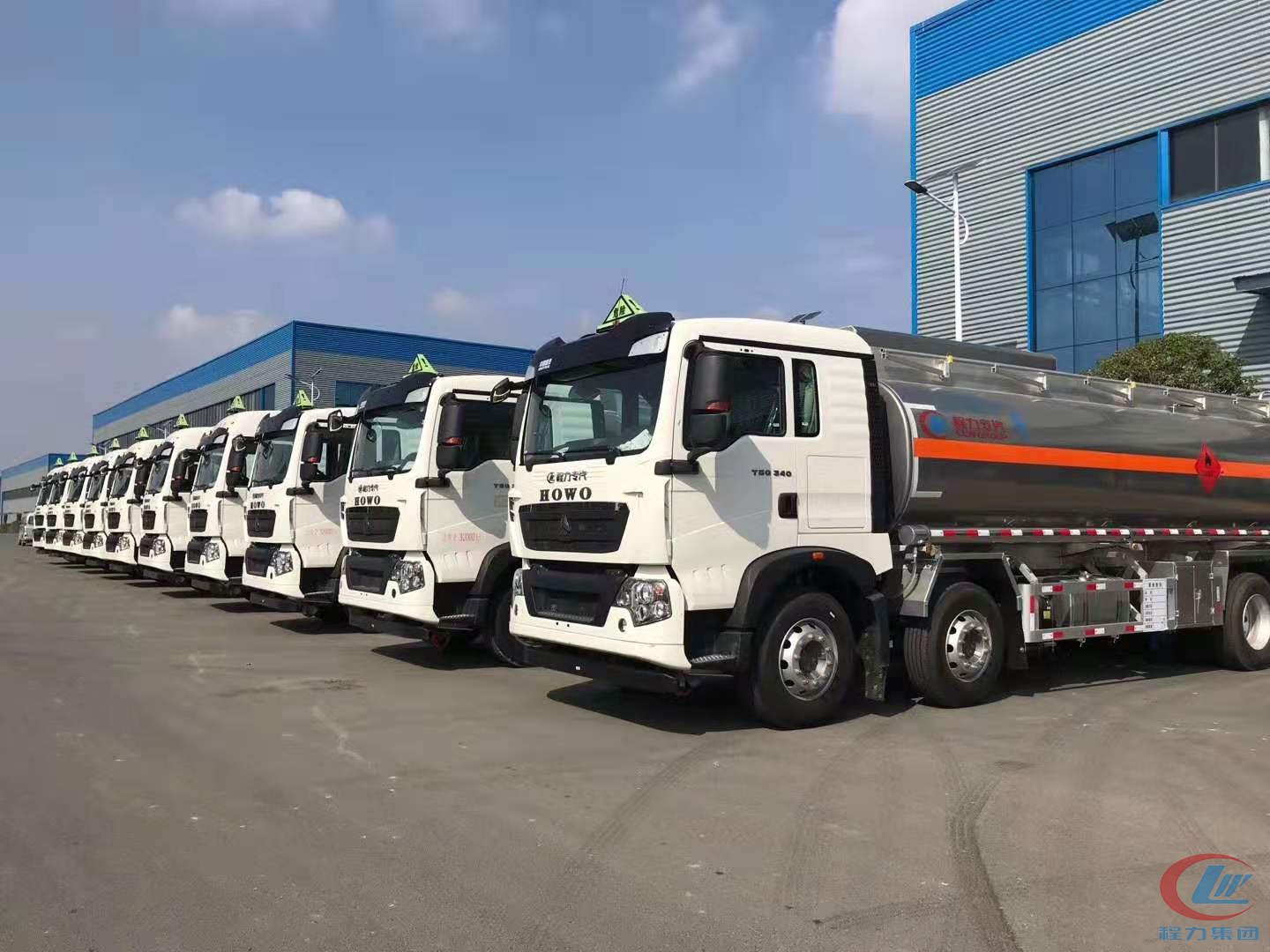 平博pinnacle体育平台集团重汽豪沃油罐车发车