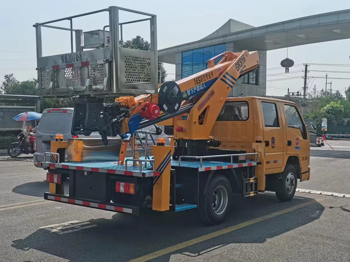 平博pinnacle体育平台集团蓝牌双排驾驶室伸缩臂高空作业车