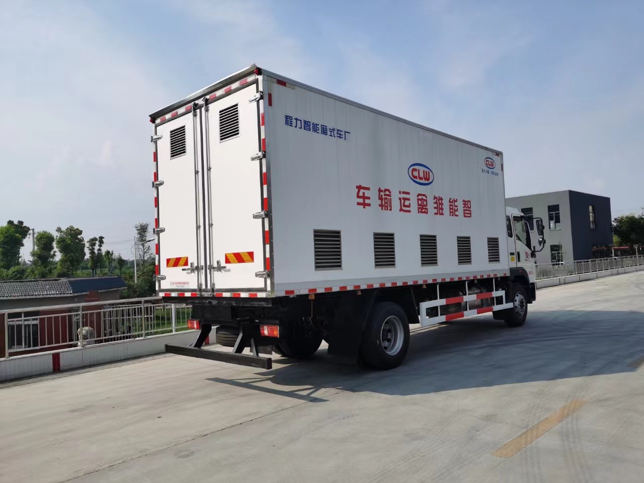 平博pinnacle体育平台牌国六重汽豪沃智能恒温畜禽运输车