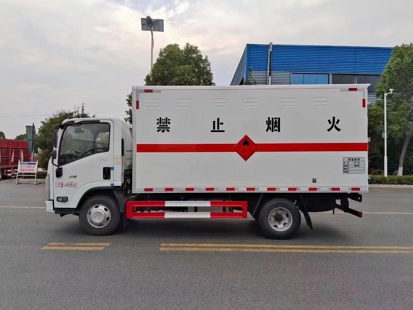 平博pinnacle体育平台集团专用车系列五十铃爆破器材运输车